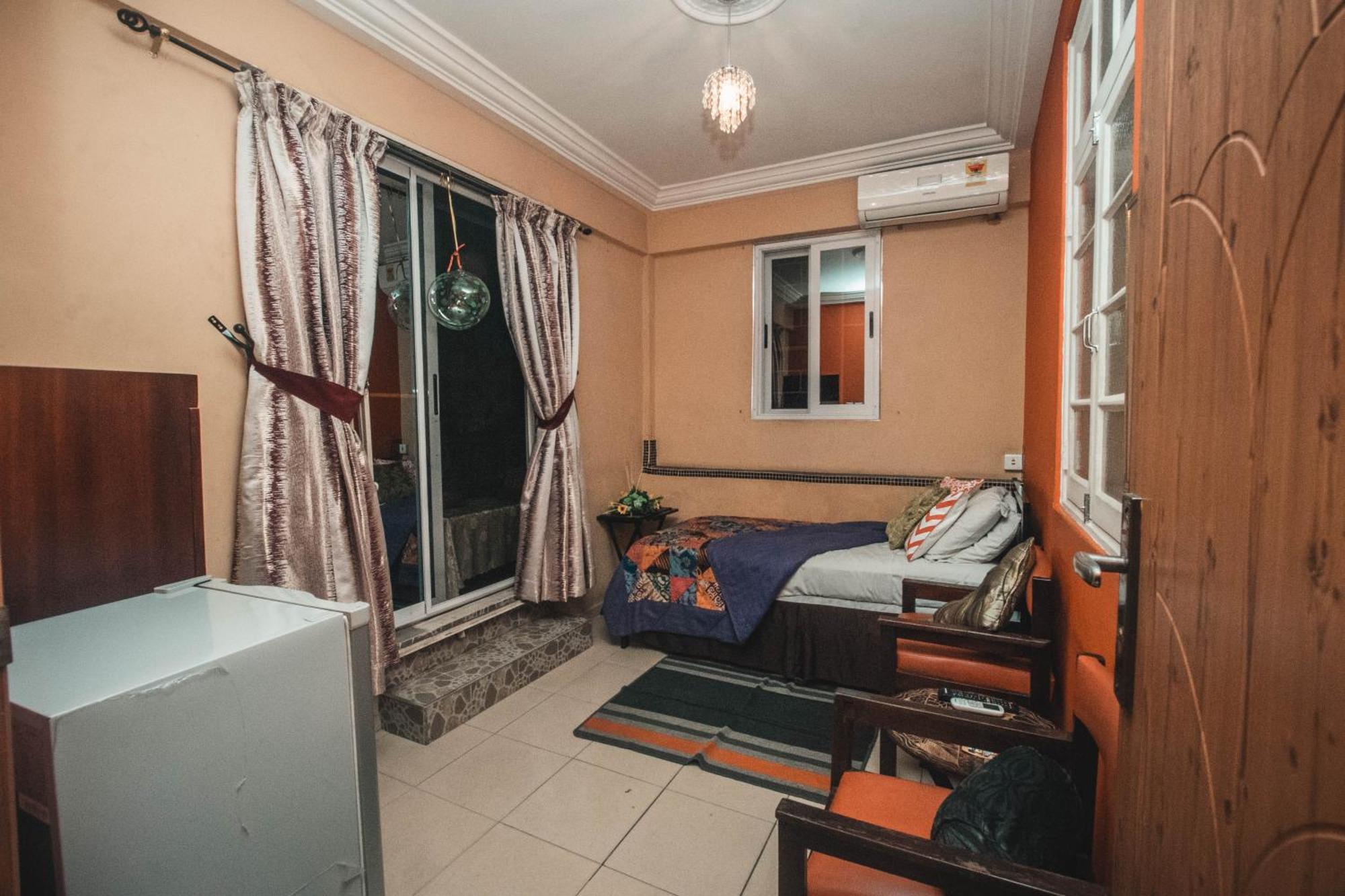 Jesiwa B'S Little Palace Акра Екстериор снимка